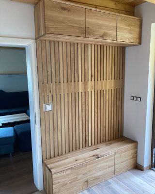 Tato #chodba na míru byla pro nás výzvou 💪#desing #desingers #interier #drevo#wood#nabytek#šatna